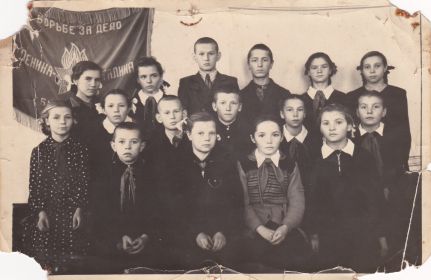 Дочь Вера в школьные годы, верхний ряд вторая слева