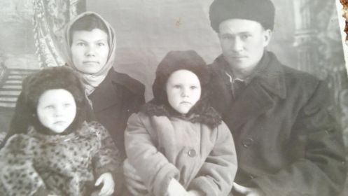 Сестра Валентина с мужем Василием и сыновьями Сашей и Вовой Габовы