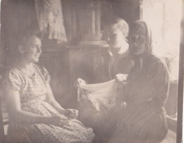 Слева дочь Вера, справа сестра Евдокия Степановна Левина