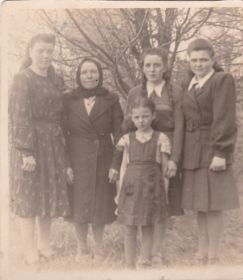 Дочь Верочка с тетей Анной, бабушкой Марией Матвеевной и тетей Глафирой.
