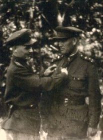 Г.С.Овчинникову вручают орден Красной Звезды. 20 мая 1945 г., Германия (фрагмент фотографии)