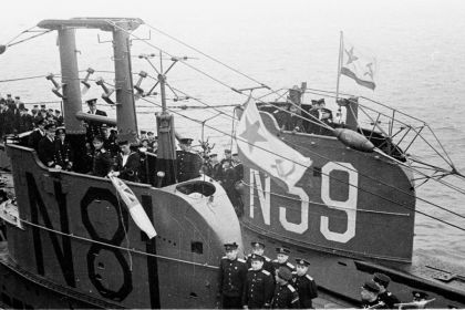 Спуск британского и подъём советского военно-морского флага при передаче подводных лодок Советскому Союзу.