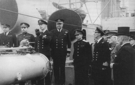 Представители Великобритании и Советского Союза в момент передачи боевых кораблей.