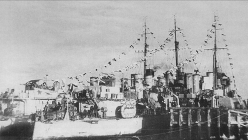 Парадный строй боевых кораблей 13 мая 1945 в Полярном. Рейд Кулонга.
