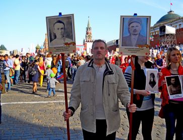 Кагарманов СС, деды с помощью внука прошли победным парадом по Красной площади в строю Бессмертного полка