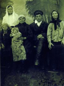 Александр Григорьевич с родными и близкими.