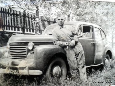 Илья Панфилович с машиной-спецсвязи, которую он водил и ремонтировал во время ВОВ)
