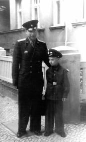 Варакин Пётр Иванович с сыном Владимиром Варакиным (7 лет). 1955 год. ГДР