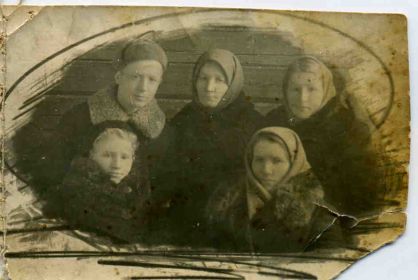 Сидят сестра Валя и Левашева Е.Я., стоят Коршунов Иван, мама Мария Павловна и сестра Катя