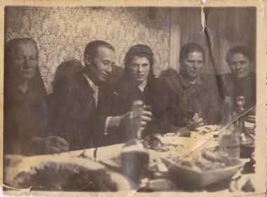 Свадьба:слева мама Мария Павловна, Сергей, его жена Ольга и родственники