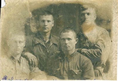 С боевыми товарищами Севрюк, Гурьев (не точно), на фото дед нижний справа.