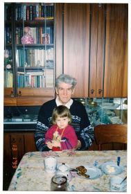 Дедушка Миша с внучкой Дарьяной. 1999 г.