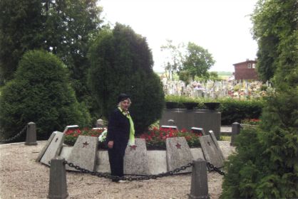Валентина Николаевна Хренова на месте захоронения отца в городе Тухоля. Польша.