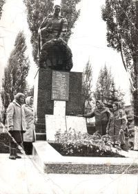 Дочери на могиле отца, с. Кисели 1985 г.