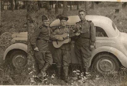 Слева направо Шахназарян К.К.,Костин Василий, Фомин Н.С. (г.Слоним 1949 год)