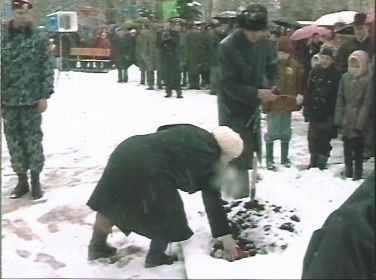 Открытие бульвара "Победы" 1995 год. Нина Михайловна закладывает землю с Волгограда.