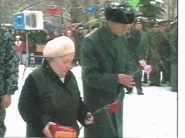 Открытие бульвара "Победы" 1995 год. Нина Михайловна закладывает землю с Волгограда.