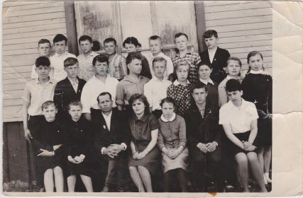 С учителями и учениками 7 класса Трофимовской 8-ей школы 24.05.1966г