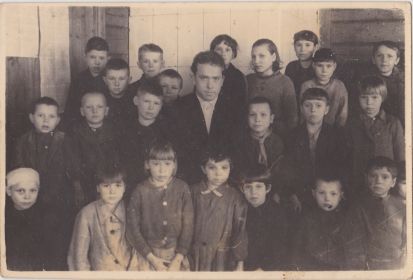 Владимир А. с учениками Боровской школы 1945-47гг