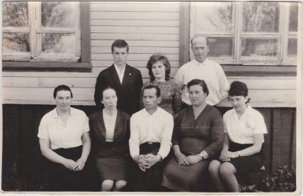 С учителями Трофимовской 8-ей школы, слева жена Мария Петровна