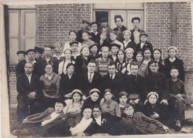 Вятская школа, сидит слева третья Титова(Кудрявцева) Елизавета Владимировна - тетя по отцу