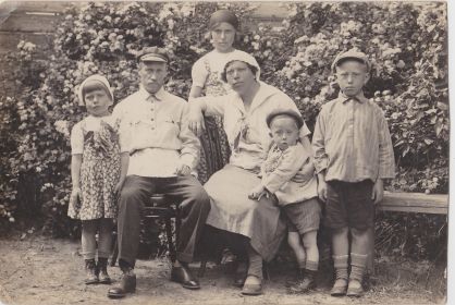 Родители: Александр Владимирович и Ольга Григорьевна со своими детьми, младший из них наш Владилен