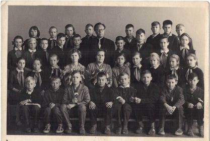 Пелевин ФМ с учениками 5а кл СШ№3 в 1962г, фото предоставил Новиков Н.