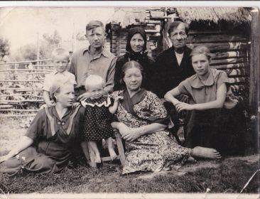 Иван с женой Валей(слева) и детьми на своей родине у родителей в гостях