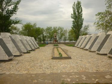 братская могила в поселке Майский Волгоградской области