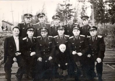 Архангельская обл., Талаги, военный городок, штаб.  Павел сидит в 1-м ряду 2-й слева