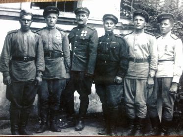 Пономарев КТ с сослуживцами стоит справа