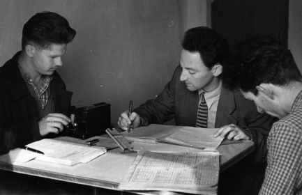 Научные сотрудники Института биофизики Л. Н. Смиренный (слева), И. Б. Кеирим-Маркус (в центре) и В. А. Сакович за обработкой результатов измерения излучений ядерного реактора на наземном стенде проекта атомного самолета, 1960 год