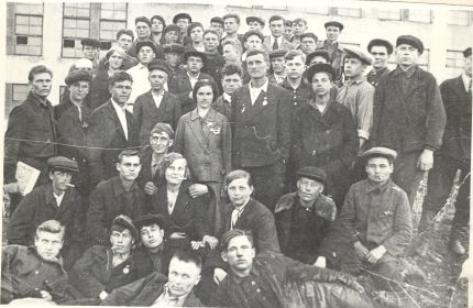 Комсомольцы машзавода после строительства стадиона. 1937 год. Черных Иван лежит второй слева.