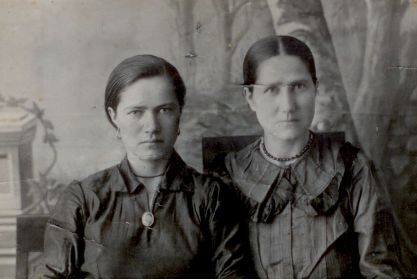 Жена Силютина И.Н. - Арапова Евдокия Семёновна (слево); И её сестра – Арапова Екатерина Семёновна (справо).