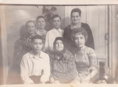 Сидят внук Валера, бабушка Мария Матвеевна, внучка Таня, стоят Катя Щелкунова, дочь Рая с мужем Павлом, Зина Виноградова
