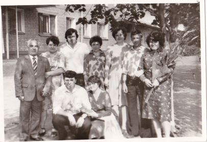 Могилкин ИВ(слева) с родственниками