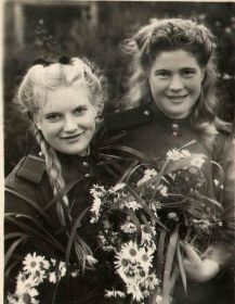 Могилкина В.М.(слева) - жена Ивана Васильевича, тоже участница ВОВ