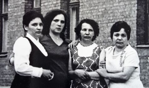 Москва, лето 1970-го. Тетя Тоня - вторая справа, она здесь со своими сестрами Аней и Валей, и племянницей Галей.
