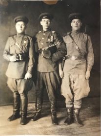 Геннадий Фёдорович (в центре) с военными друзьями в 1946 году в Маньчжурии.