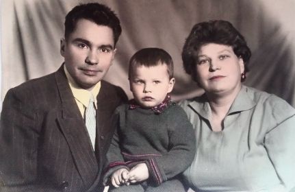 Дядя Гриша с женой Ниной и сыном Игорем