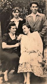 Москва, 1950-е. Слева тетя Таня, одна из троих Савченковых-участников ВОВ, рядом ее младшая сестра Аня, за Аней - дядя Гриша.