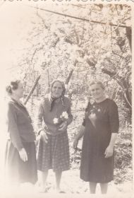 Козлова А.А. справа, в центре ее мама Полина Прокопьевна, слева сестра Таня