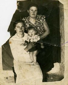 Александра с маленькой дочкой Любой  и сестрой мужа Филиппа