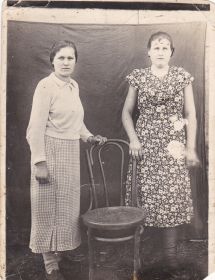 Козлова А.А. слева с сестрой мужа Филиппа