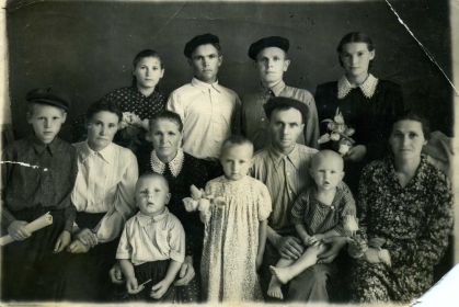 Дочь Люба в верхнем ряду слева, жена Александра в первом ряду справа после войны
