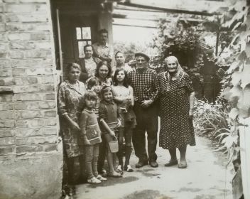 Иван Максимович в кругу родных (второй справа, рядом с матерью Александрой Степановной)