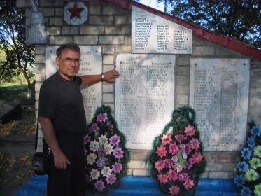 Панухин Сергей Юрьевич - мой отец и племянник дедушки Алексея, находится у братской могилы в с. Каплуновка. Здесь Панухин А. А. захоронен вместе с еще 158 бойцами.