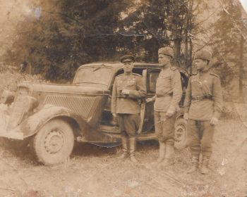 Весна 1945 года, Восточная Пруссия, гвардии полковник Павел Фомич Бушин в сопровождении личного водителя и ординарца на фоне служебного автомобиля