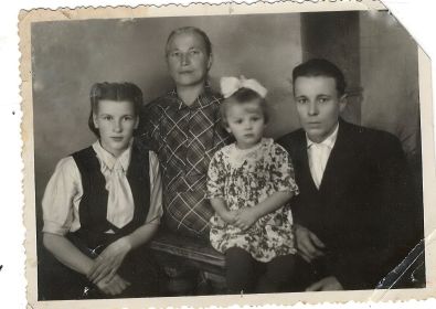 На фото мать Наталья Николаевна, сын Виктор, его жена Маруся и дочка Леночка