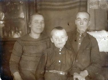 Кошечкины Наталья Николаевна, Иван Александрович и их сын Виктор, приблизительно 1930 год